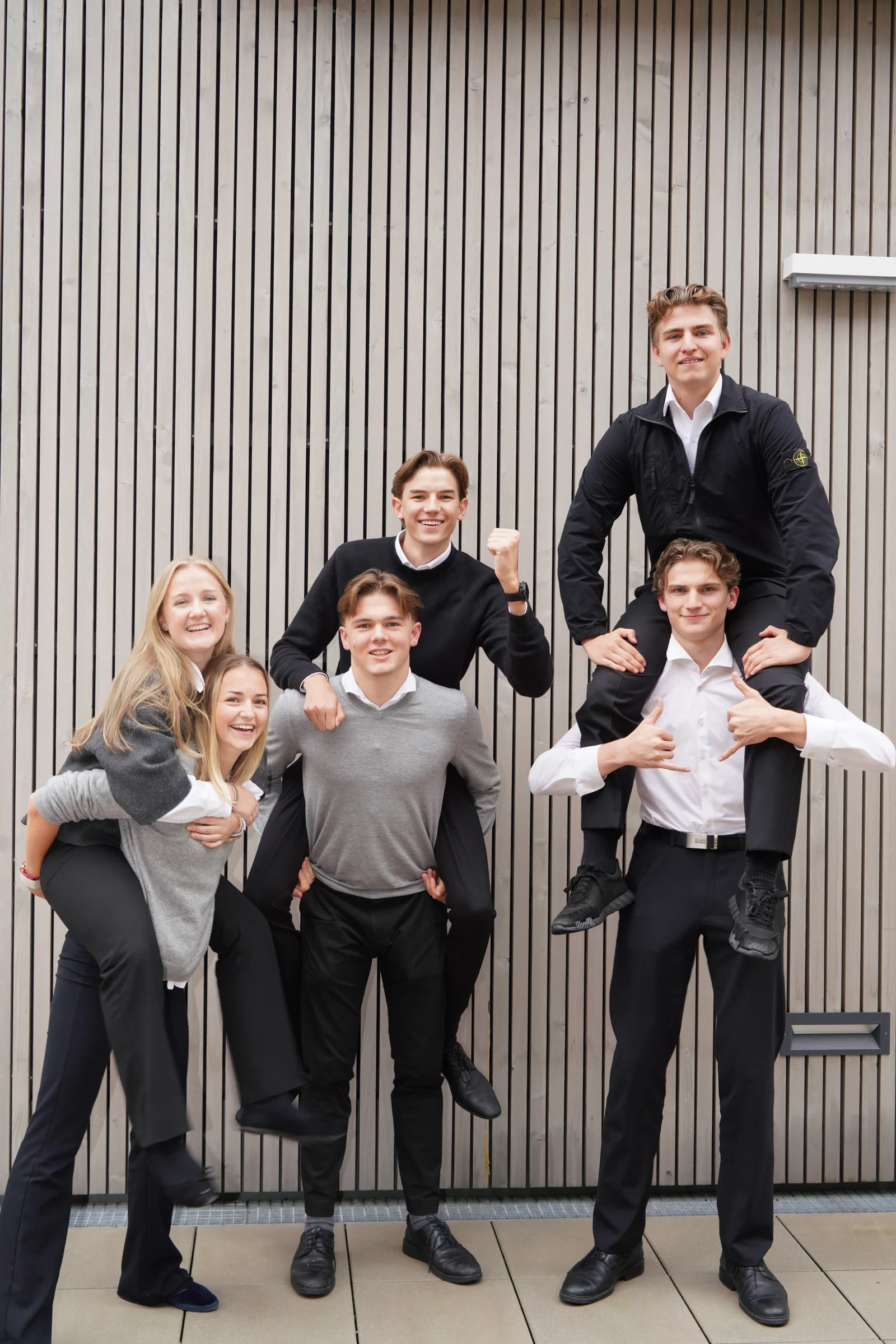 Das Breakchoc-Team in einer gemeinsamen Huckepack-Pose